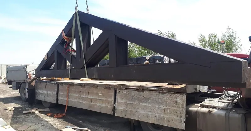 Acoperiș finisat cu învelitoare metalică și structură din lemn lamelar, vedere panoramică — LEMNER.MD