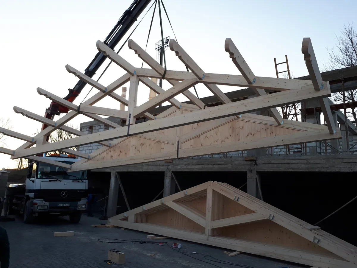 Ferme din lemn lamelar ridicate la montaj pe o casă în construcție — LEMNER.MD