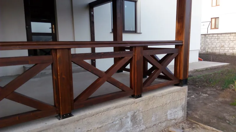 Terasă acoperită din lemn cu balustradă din lemn masiv în X, lângă casă, gata de închidere — LEMNER.MD