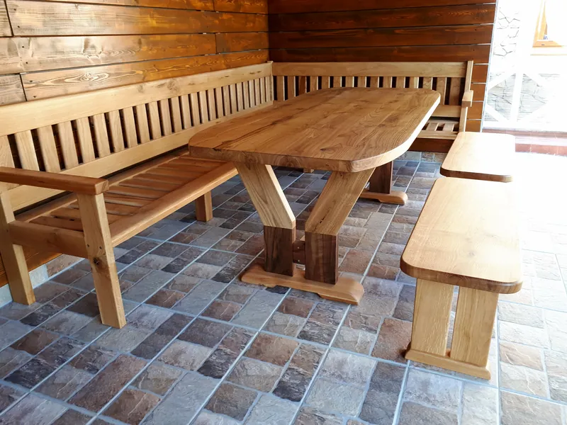 Set masă cu bănci de colț din lemn deschis la culoare, pe o terasă pavată — LEMNER.MD