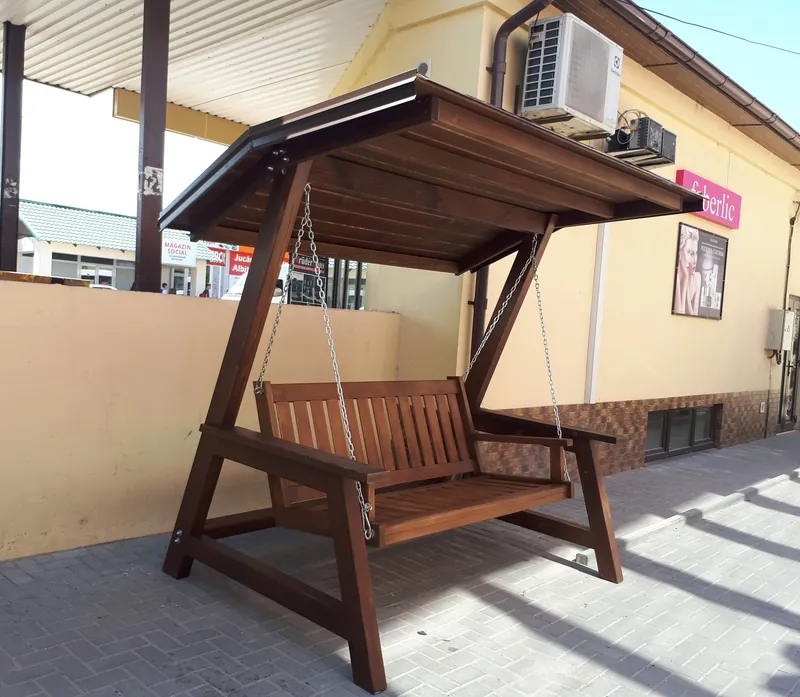 Scrânciob din lemn cu copertină textilă și bancă din șipci suspendată pe lanțuri, în curte — LEMNER.MD